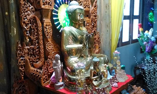 Autel avec des statues de Bouddha à l'intérieur du bâtiment