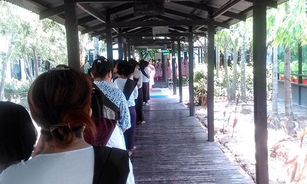 La file d'attente du déjeuner au monastère dans dans un centre de retraite et de méditation Vipassana en Birmanie
