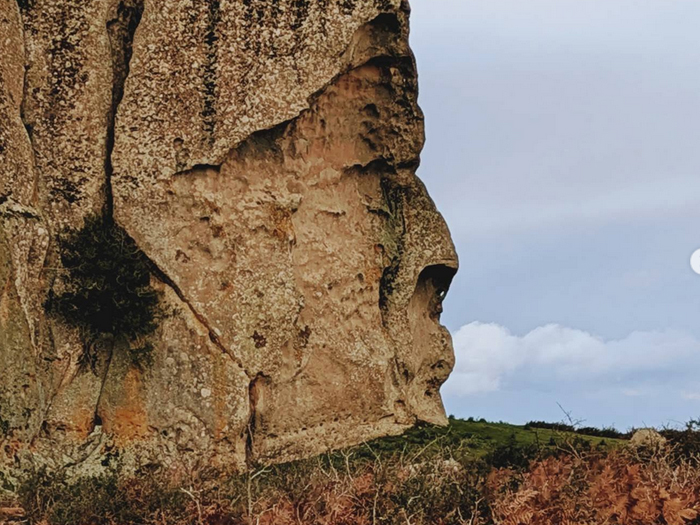 Falaise où le roc forme un visage tel une sculpture