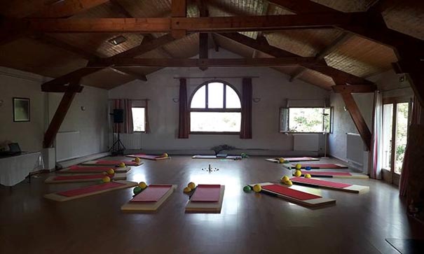 Salle de méditation pour le stage de méditation en Drôme
