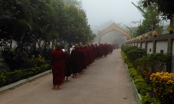 Moines dans le monastère Shwe Oo Min en Birmanie