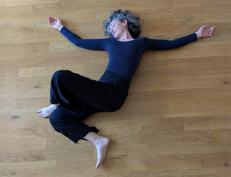 Pratique des mouvements fascias méthode MUNZ FLOOR au sol lors du stage à Valence